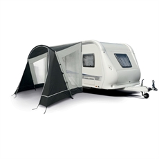 Harmaasävyinen aurinkopurje asennettuna matkailuvaunuun tangoilla ja naruilla vakauden takaamiseksi.